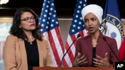 Anggota DPR AS dari Partai Demokrat: Rashida Tlaib (kiri) dan Ilhan Omar berbicara di Gedung Capitol, Washington DC. (Foto: dok).