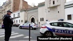 La police déployée devant la grande mosquée de Paris, 13 janvier 2015. 