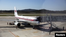 지난 2015년 10월 중국 베이징으로 향하는 북한 고려항공 소속 Tu-204 기종 여객기가 평양 공항에서 이륙 준비를 하고 있다.