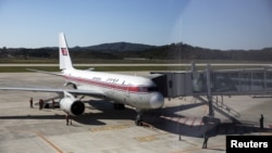 지난 2015년 10월 북한 고려항공 여객기가 평양 공항에서 이륙을 준비하고 있다. (자료사진)