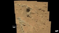 Este mozaico de imágenes tomadas por el Curiosity revela indicios de una corriente de agua, según la NASA.