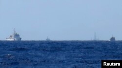 Kapal-kapal China terlihat di Laut China Selatan. Gambar-gambar satelit menunjukkan China telah membangun tiruan sebuah kapal induk dan kapal perusak Angkatan Laut AS di gurun barat lautnya. (Foto: Reuters)