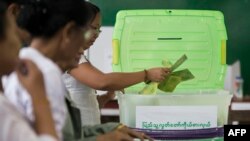 ၂၀၁၅ ခုနှစ်ရွေးကောက်ပွဲတုန်းက ရန်ကုန်မြို့ရှိ မဲရုံတခုမှာ မဲများ ကို ရေတွက်နေတဲ့ မြင်ကွင်း။ (နိုဝင်ဘာ ၀၈၊ ၂၀၁၅)