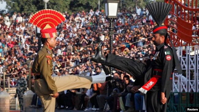巴基斯坦和印度边防军进行换岗仪式。