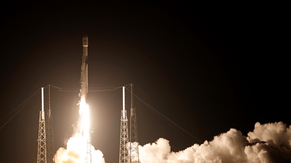 SpaceX Luncurkan Satelit Komunikasi