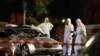 Los expertos forenses investigan un auto después de un tiroteo en Hanau, Alemania, que dejó 9 muertos el 20 de febrero de 2020.