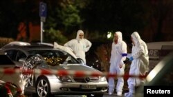 Los expertos forenses investigan un auto después de un tiroteo en Hanau, Alemania, que dejó 9 muertos el 20 de febrero de 2020.
