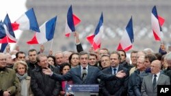 François Fillon, candidat de la Droite à la présidentielle française, prononce son discours lors d'un rassemblement à Paris, le 5 mars 2017.