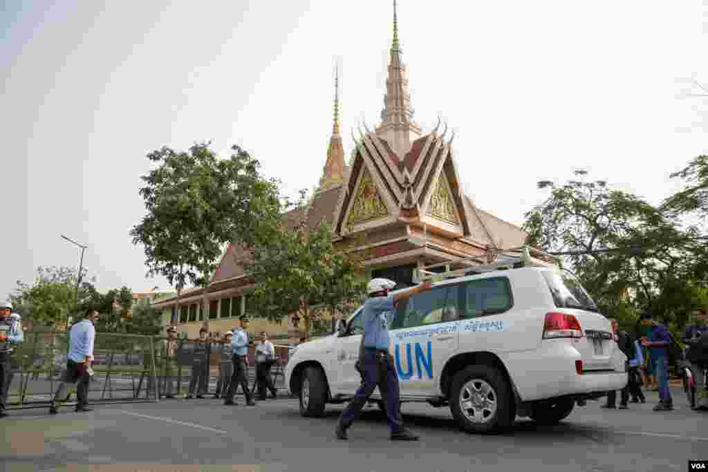 រថយន្ត​របស់​អង្គការ​សហប្រជាជាតិ​ប្រចាំ​កម្ពុជា​ ដែល​ដឹក​មន្ត្រី​អង្គការ​សិទ្ធិ​មនុស្ស​ ត្រូវ​បាន​សមត្ថកិច្ច​បដិសេធ​មិន​ឲ្យ​ចូល​អង្គេតការណ៍​សវនាការ​លើ​បណ្តឹង​សុំ​នៅ​ក្រៅ​ឃុំ​របស់​លោក​ កឹម​ សុខា កាល​ពី​ថ្ងៃ​ទី​១​ ខែ​កុម្ភៈ​ ឆ្នាំ​២០១៨។ (អូន​ ឆេងប៉រ/VOA)