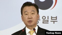 한국 통일부 정준희 대변인이 15일 서울 세종로 정부서울청사에서 열린 정례브리핑에서 북한의 미사일 발사 시도와 관련한 기자들의 질문에 답하고 있다.