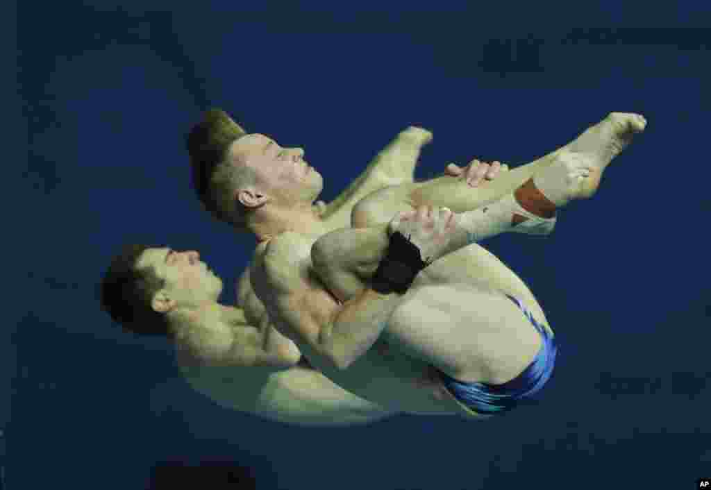 بنجامین براملی و استیل جانسون ورزشکاران آمریکایی در حال شیرجه از ارتفاع ده متر، در مسابقات شنا و شیرجه جهانی در کره جنوبی.&nbsp;