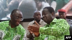 Henri Konan Bédié, à droite, et le secrétaire exécutif du parti, Maurice Kacou Guikahue (à g.), ex-président et président du parti démocrate ivoirien (Côte d'Ivoire), le 17 juin 2018 à Abidjan. AFP PHOTO / SIA KAMBOU