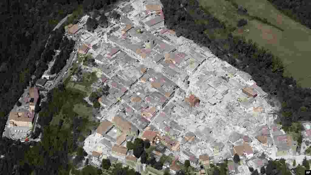 Une vue aérienne montre les bâtiments endommagés dans la ville de Amatrice, le 24 août 2016.