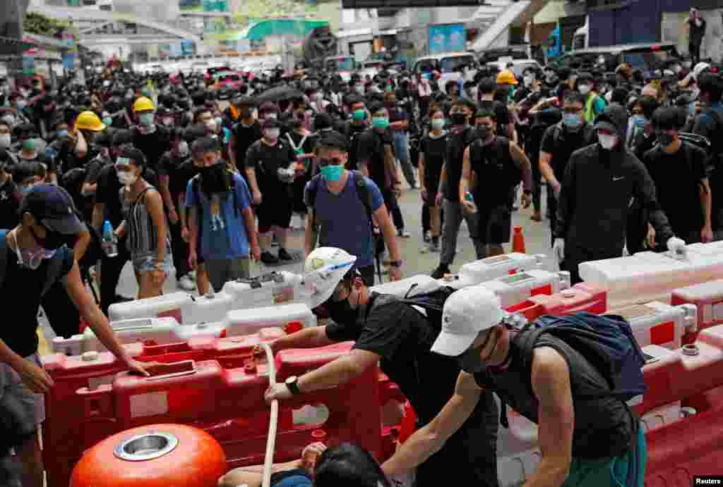 2019年6月21日，香港抗議者在示威中使用路障封鎖道路，要求香港領導人下台，撤回引渡法案。