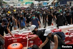 2019年6月21日，香港抗议者在示威中使用路障封锁道路，要求香港领导人下台，撤回引渡法案