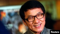 Aktor Jackie Chan tiba di acara penghormatan untuk dirinya di Samuel Goldwyn Theater, Beverly Hills, di California, Juni 2013. (Reuters/Patrick T. Fallon)