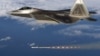 Американський винищувач F-22A Raptor вистрілює ракету середньої дальності "повітря-повітря" AMRAAM під час тренувань у штаті Вірджинія 