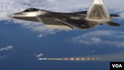 Американський винищувач F-22A Raptor вистрілює ракету середньої дальності "повітря-повітря" AMRAAM під час тренувань у штаті Вірджинія 