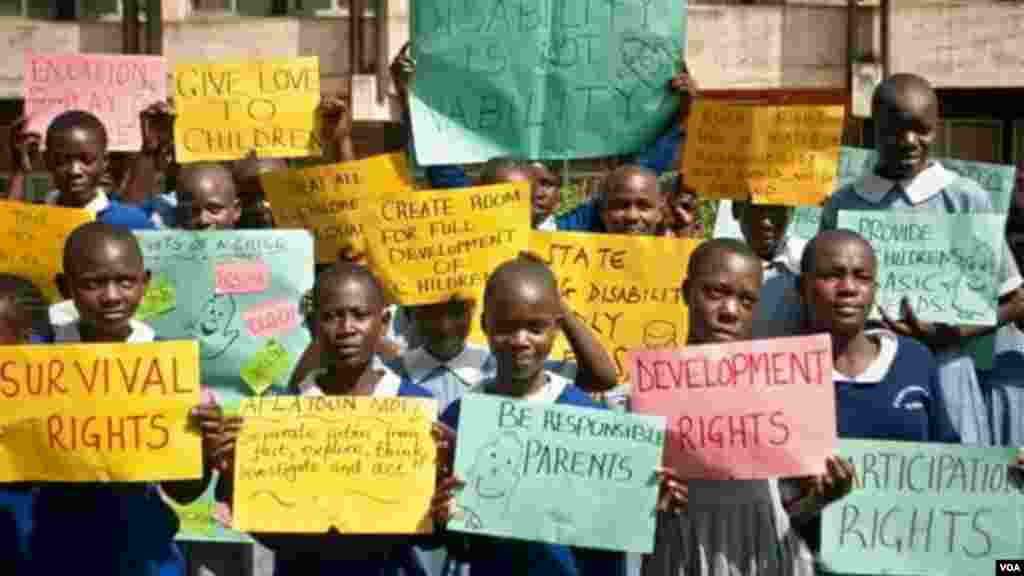 Des enfants du Kenya tenant des bannières, pour la journée internationale de l'enfant africain au kenya, le 16 juin 2016.