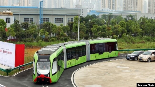 一家中国公司推出的一款自动轨道快速公交智能巴士。