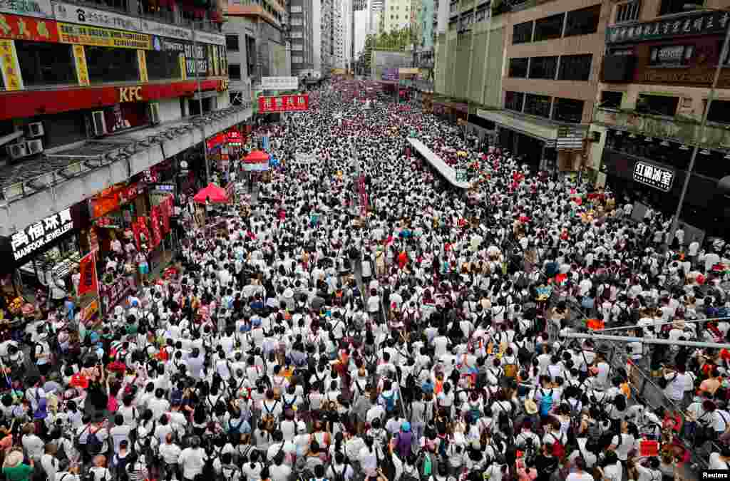 مظاہرین مجوزہ بل کی محرک اور ہانگ کانگ کی چیف ایگزیکٹو کیری لام کے استعفے کا بھی مطالبہ کر رہے ہیں۔