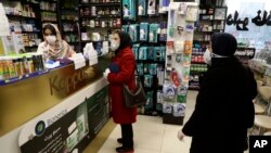 Người mua hàng tại một cửa hàng thuốc ở Iran.