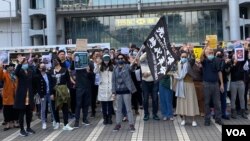 約200名香港市民和示威者參與12月20日，中環皇后像廣場”星火燎原、和你Lunch”行動，聲援反送中運動抗爭者支援平台”星火同盟”。(美國之音 湯惠芸拍攝)