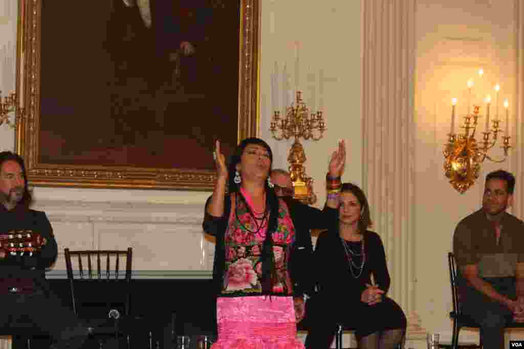 La cantante Lila Downs impresionó a los presentes con una magistral interpretación de "Cucurrucucu Paloma".