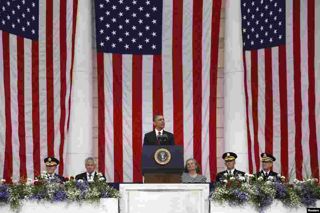 Predsjednik SAD Barack Obama prilikom govora na Nacionalnom vojnom groblju u Arlingtonu, u povodu 27. maja, američkog praznika Dana sjećanja kada Amerikanciju odaju počast svim vojnicima poginulim u ratovima na američkom tlu i u inostranstvu.