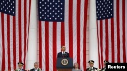 Le président Obama s'exprimant à Arlington