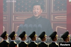 资料照：中国领导人习近平在北京天安门阅兵。（2019年10月1日）