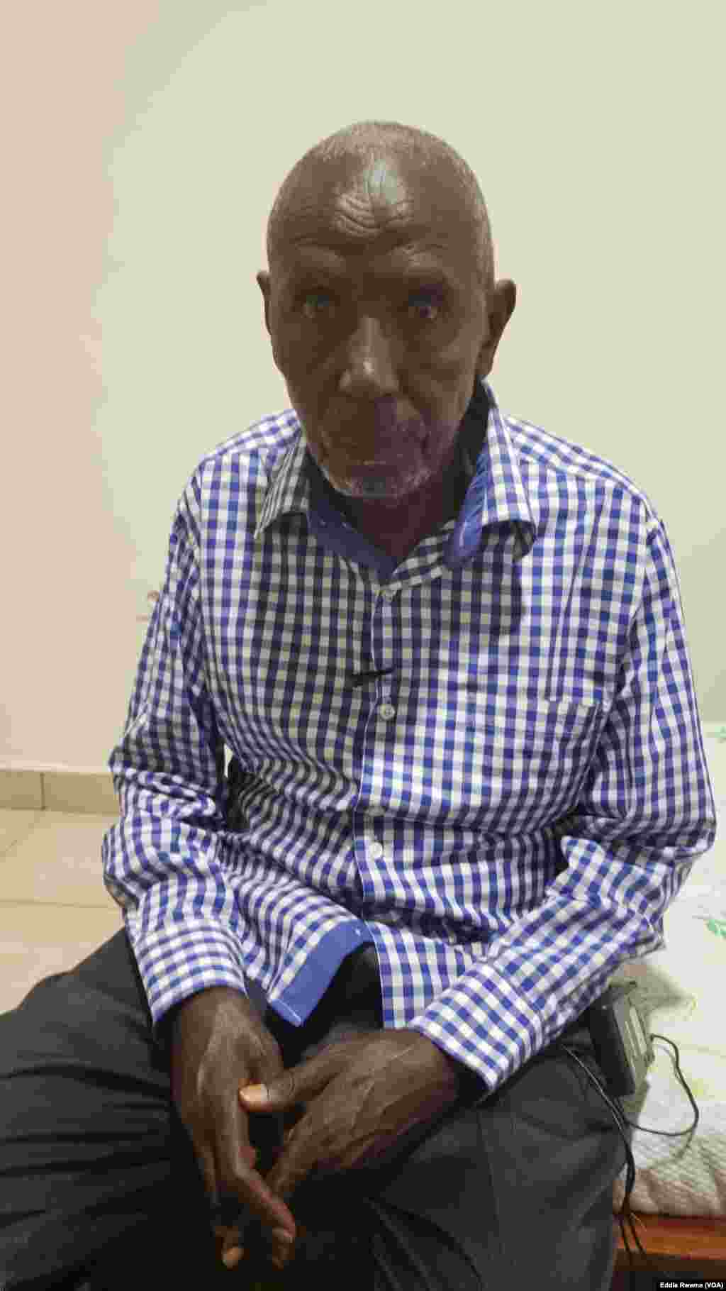 Umwe mu babyeyi bagizwe incike na jenoside batuye mu nzu yabagenewe iri mu karere ka Bugesera mu ntara y'uburasirazuba bw'u Rwanda mu kiganiro n'umunyamakuru w'Ijwi ry'Amerika Eddie Rwema