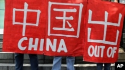 Các nhà hoạt động môi trường Philippines biểu tình trước Lãnh sự quán Trung Quốc ở ngoại ô Makati để phản đối hành động xây đảo của Trung Quốc ở Biển Đông, ngày 11/5/2015.
