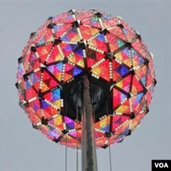 Bola kristal di Times Square, tradisi perayaan hitung mundur tahun baru di kota New York.