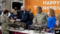 조 바이든 미국 대통령과 부인 질 바이든 여사가 22일 노스캐롤라이나주 포트브래그 기지에서 군인들과 이른 추수감사절 식사를 함께 했다.
