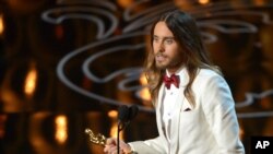 Jared Leto saat menerima piala Oscar 2014 sebagai aktor pendukung terbaik dalam film “Dallas Buyers Club” di Dolby Theatre, Los Angeles (2/3).