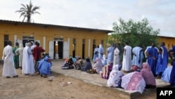 Des électeurs attendent de voter à Nouakchott lors des élections législatives, régionales et locales, le 1er septembre 2018.