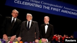 Former Washington Post reporters Bob Woodward (left to right) and Carl Bernstein stand with White House Correspondents' Association President Jeff Mason of Reuters at the head table before the association's dinner in Washington, April 29, 2017. 