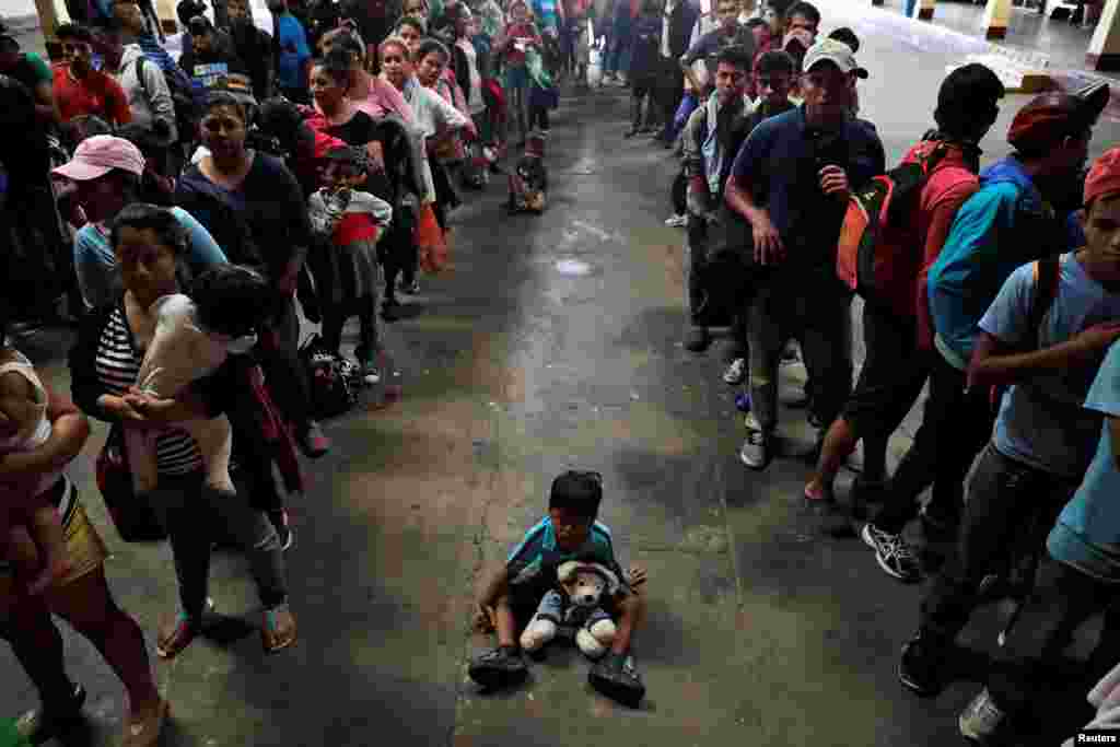 미국으로 향하는 이민자들이 과테말라 과테말라 시티에 위치한 이민자 보호소에 들려 매트를 받기 위해 기다리고 있다.