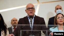 Jorge Rodríguez, presidente del Parlamento de Venezuela, declara a medios de comunicación luego de la tercera ronda de conversaciones con la oposición en Ciudad de México, el 25 de septiembre de 2021.