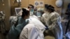ARHIVA - Zdravstveni radnici u bolnici u Los Anđelesu premeštaju pacijenta obolelog od Kovid 19. (Foto: AP/Jae C. Hong)