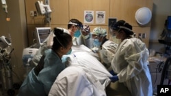 ARHIVA - medicinsko osoblje pruža pomoć pacijentu sa Kovidom-19 u bolnici Providens u Los Anđelesu. Širom SAD, bolnice su pune pacijenata i na ivici kapaciteta.