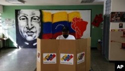 Un hombre da su voto en un simulacro electoral antes de las elecciones regionales de noviembre para gobernadores y alcaldes, en Caracas, Venezuela, el 10 de octubre de 2021.