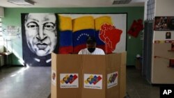 Un hombre vota en un simulacro electoral antes de las elecciones regionales de noviembre para gobernadores y alcaldes en Caracas, el 10 de octubre de 2021.