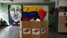 Un hombre da su voto en un simulacro electoral antes de las elecciones regionales de noviembre para gobernadores y alcaldes, el 10 de octubre de 2021.