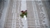 Imena žrtava genocida u Srebrenici u Memorijalnom centru “Potočari” gde su sahranjene (Foto: Reuters/Dado Ruvic)