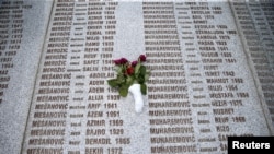 Arhiva - Spomen ploča sa imenima žrtava u Memorijanom centru genocida Potočari u Srebrenici, Bosna i Hercegovina, 8. juna 2021.