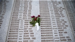Arhiva - Spomen ploča sa imenima žrtava u Memorijanom centru genocida Potočari u Srebrenici, Bosna i Hercegovina, 8. juna 2021.