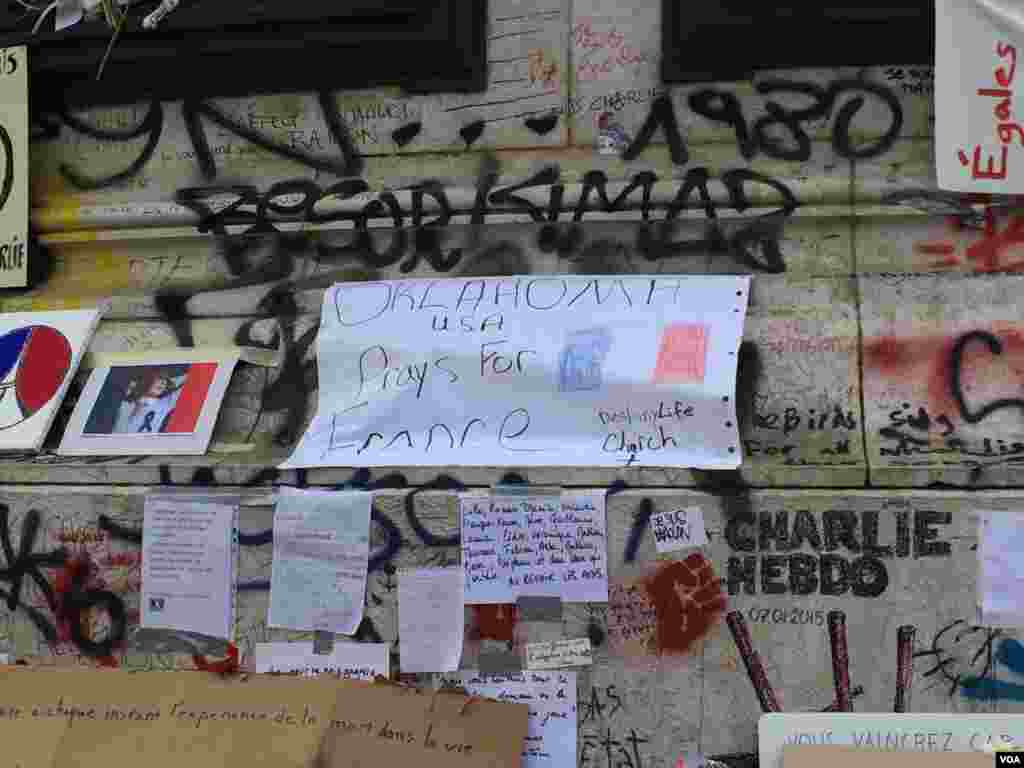 Messages left at the Place de la Republique in Paris, France in honor of the November 13 terror attacks, Nov. 16, 2015. (Photo: D. Schearf / VOA) 