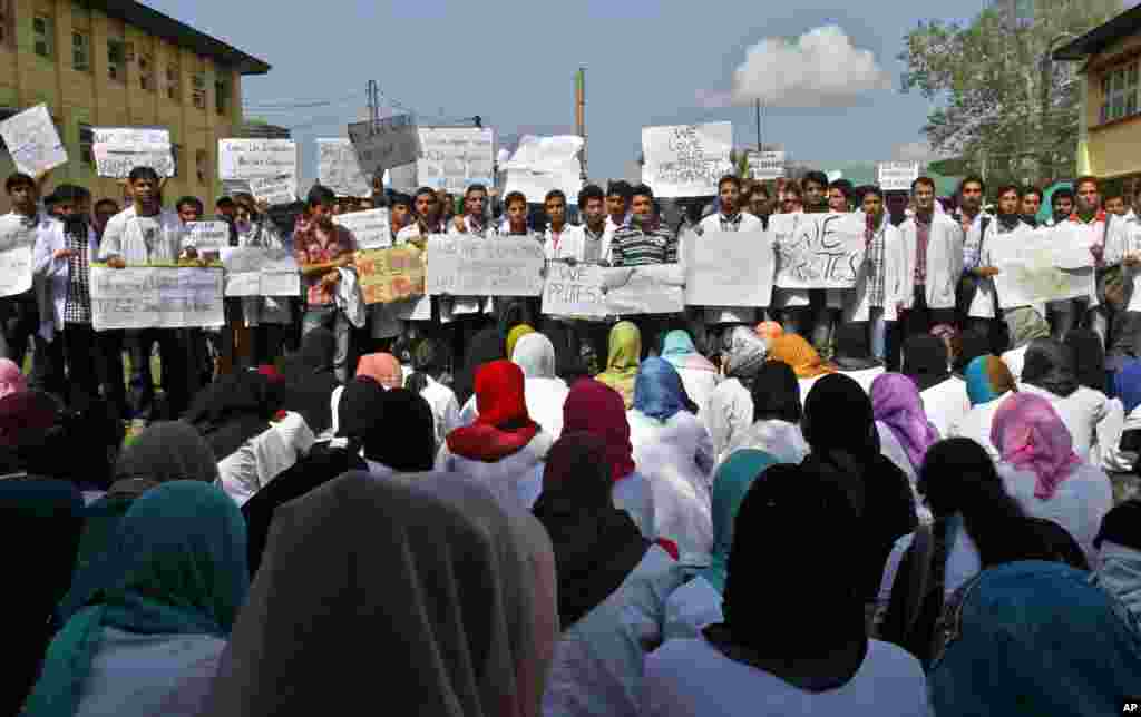 Kashmiri medical students protest against the anti-Islam film in Srinagar, India, September 19, 2012.